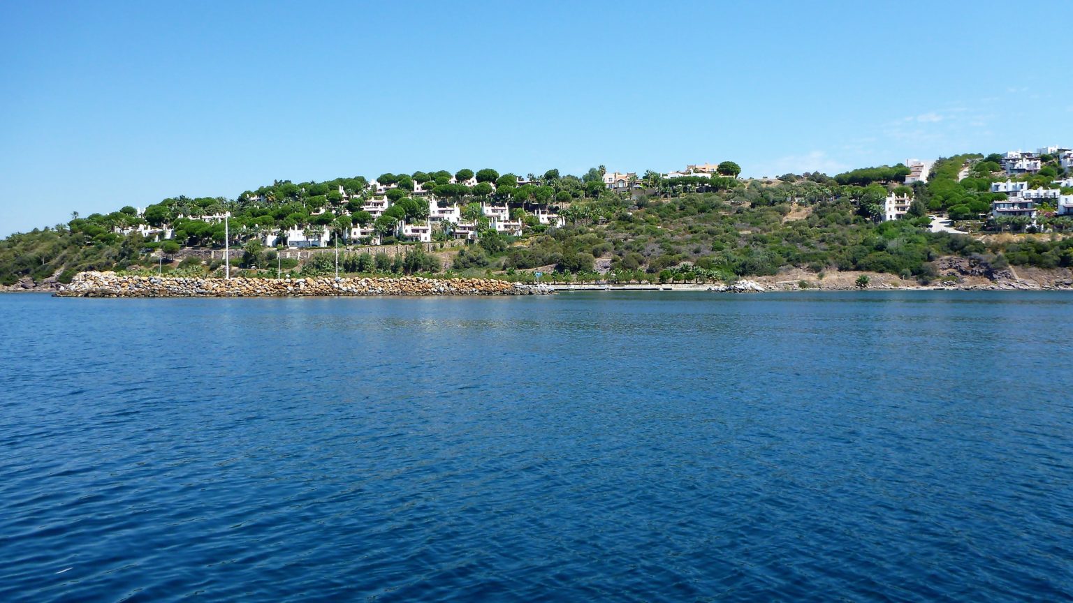 Взгляд на марину при подходе с юга.